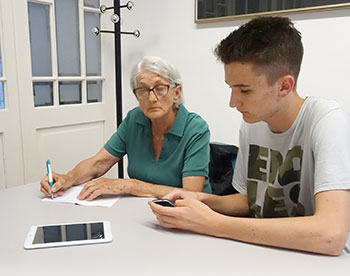 A teen volunteer instructs a senior on smartphone use at Fran Galović Public Library. Photo: Fran Galović Public Library